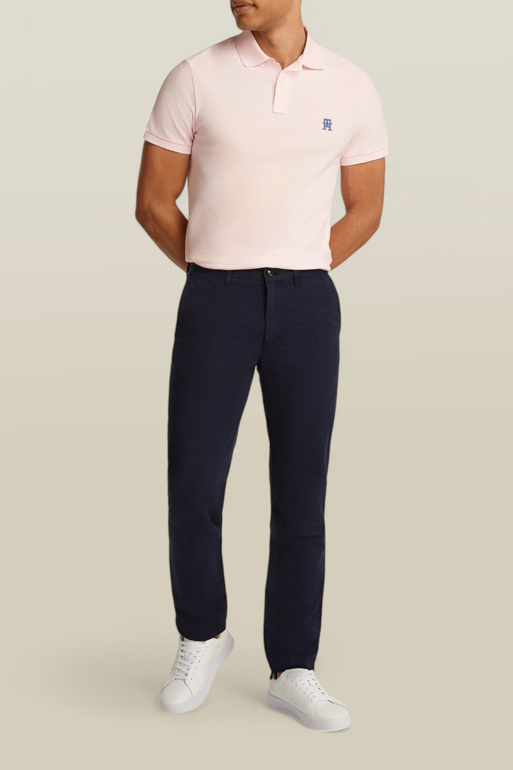 תמונת כל הלוק של מכנסי צי'נו